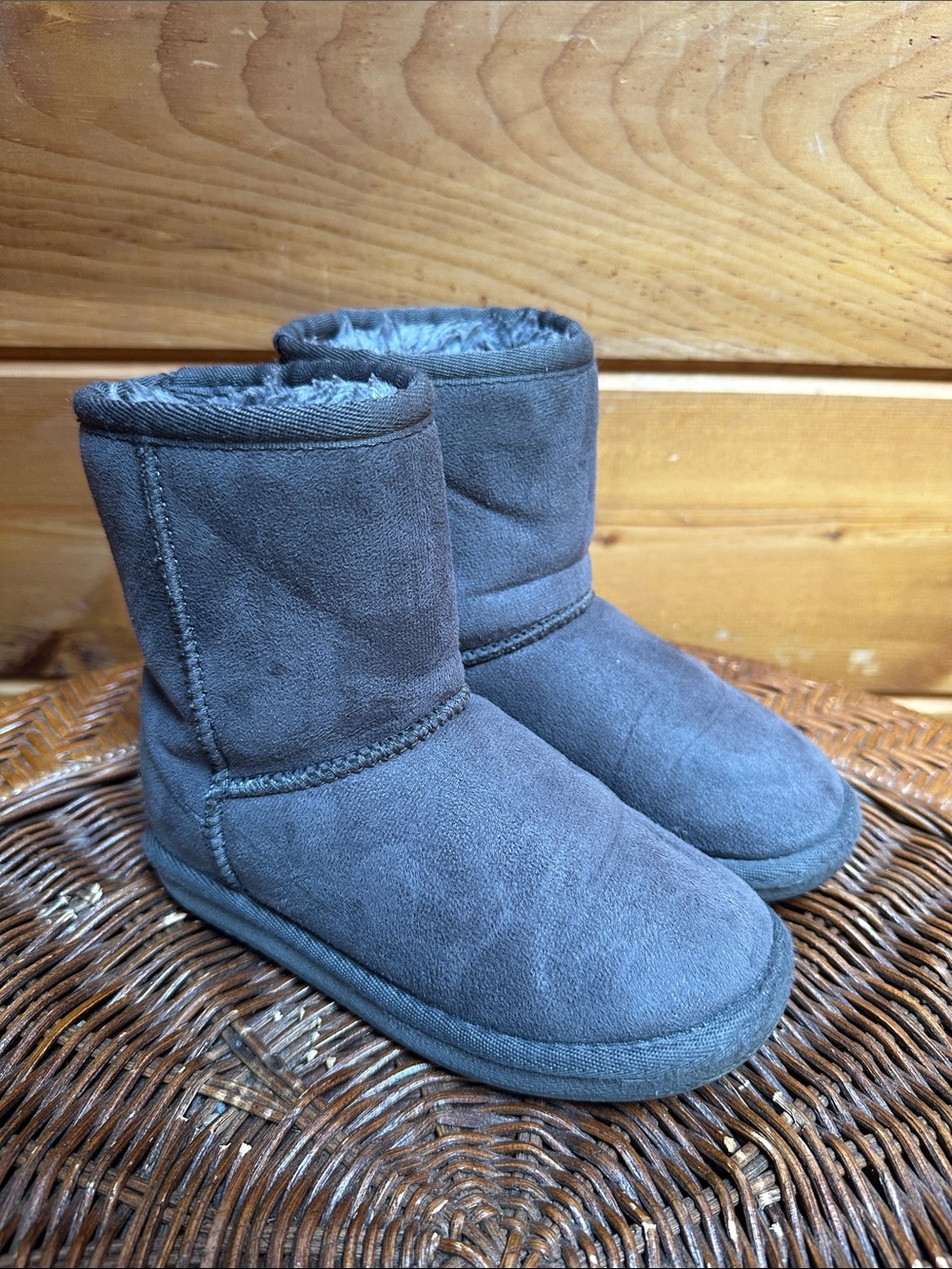 Après by Lamo faux fur lined suede boot size 13 youth gray
